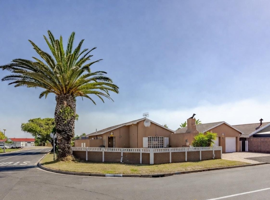 5 Bedroom Property for Sale in Bothasig Western Cape